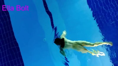 ನಾನು ನೋಡುವುದನ್ನು ನಿಲ್ಲಿಸಲು ಸಾಧ್ಯವಿಲ್ಲ, ELLA BOLT ರೆಸಾರ್ಟ್ ಪೂಲ್ನಲ್ಲಿ ನಗ್ನವಾಗಿ ಈಜುತ್ತಿರುವ ಯುವ ಸುಂದರಿ ಸಿಕ್ಕಿಬಿದ್ದಿದ್ದಾಳೆ